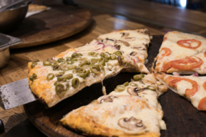 משולש פיצה עם תוספות